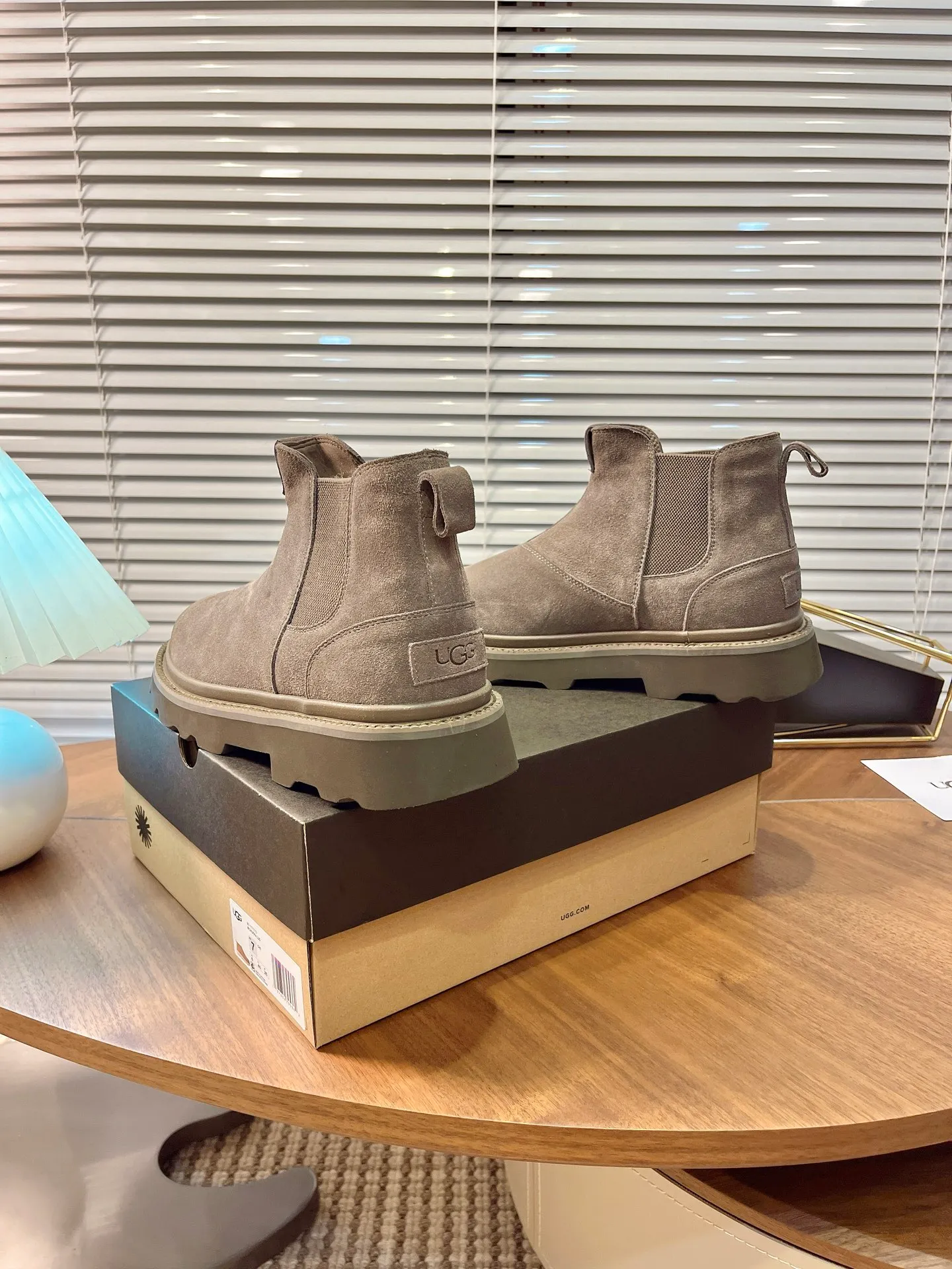 【UGG】 P: 600💰 Size: 40 to 44 (45 custom-made) 2025 new style 𝑼𝑮𝑮•Men's ◾️. Winter snow boots and fur shoes. The matching coefficient is also 100%. 💥Good-looking✨Fully fashionable and stylish when worn. 📈 Lager casual boots, lace-up style. The heels are decorated with hot embossed brand logos. Item No.: 1171113 Upper: high-quality cow suede Lining: sheepskin imported from Australia 🐑The inner lining is made of Australian lamb wool Outsole: EVA non-slip outsole.